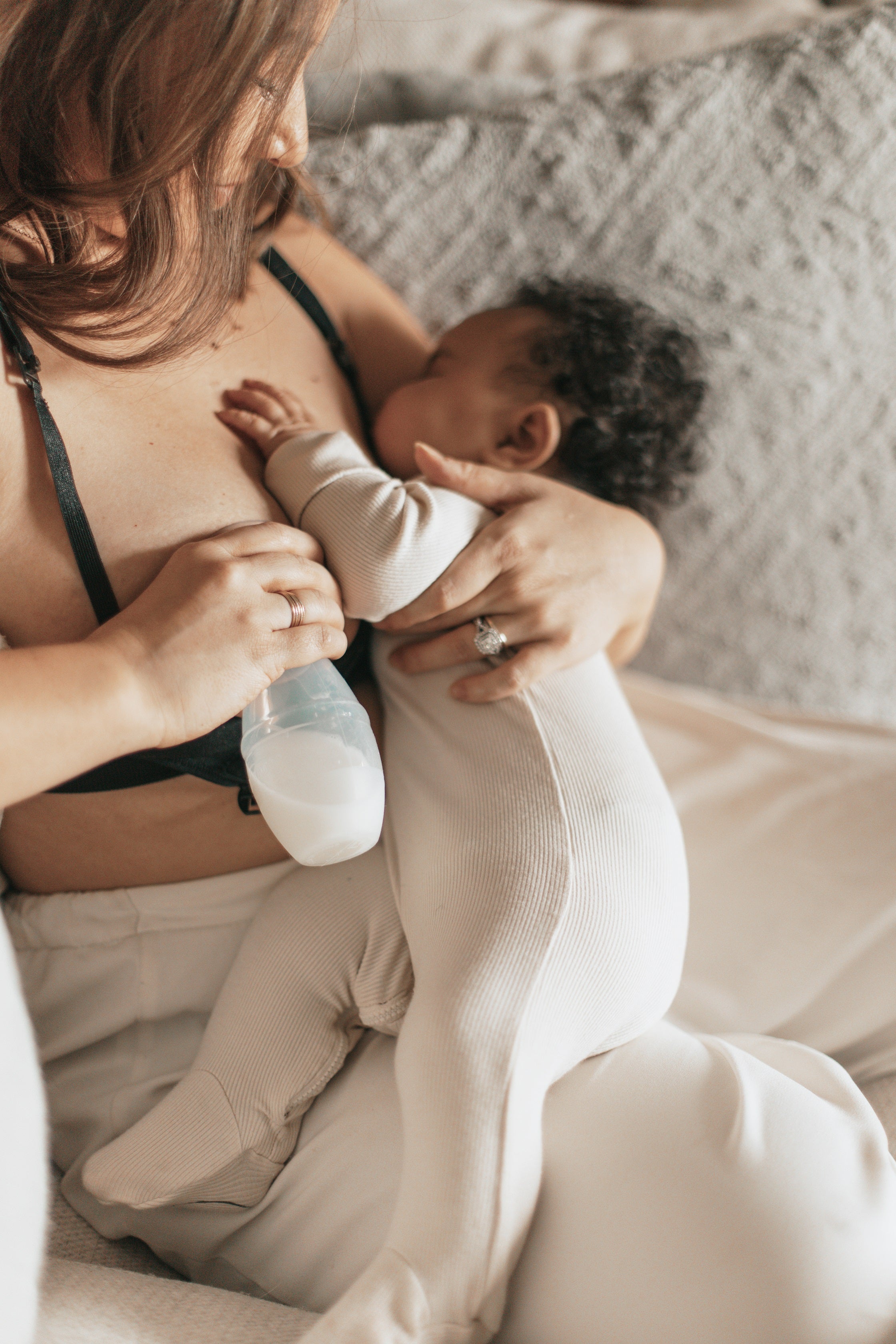 https://cdn.shopify.com/s/files/1/0659/5860/9120/products/Lifestyle__Silicone_One-Piece_Breast_Pump_WithBaby_2.jpg?v=1668589390