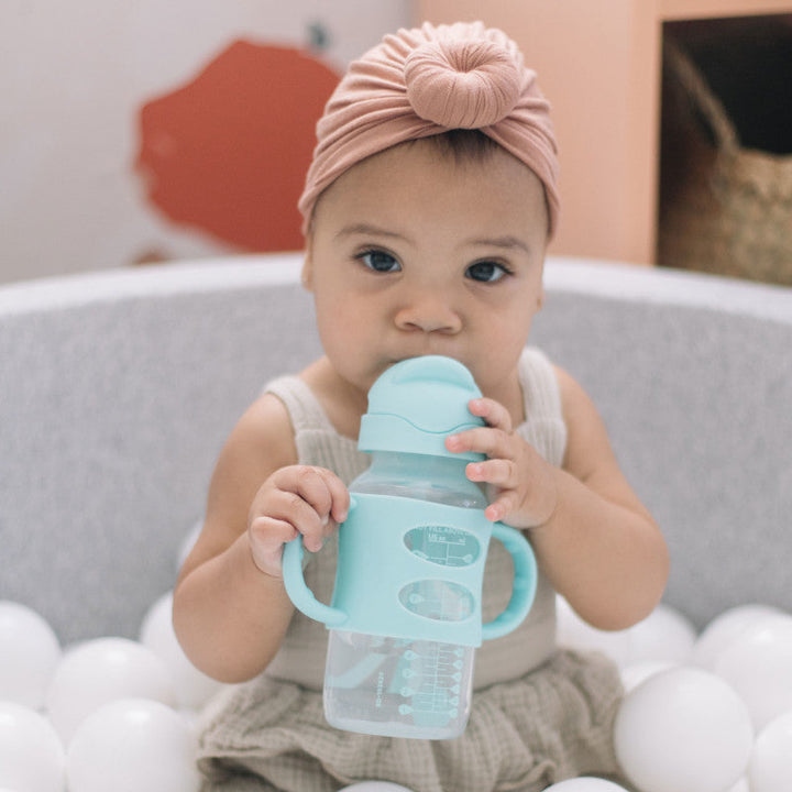 https://cdn.shopify.com/s/files/1/0659/5860/9120/products/WB91013_Lifestyle_Sippy-Straw-Bottle_Wide-Neck_Green.jpg?v=1661502517